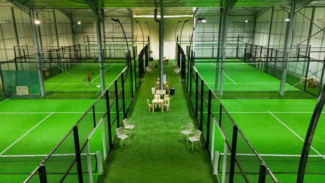 Les terrains de padel indoor du club