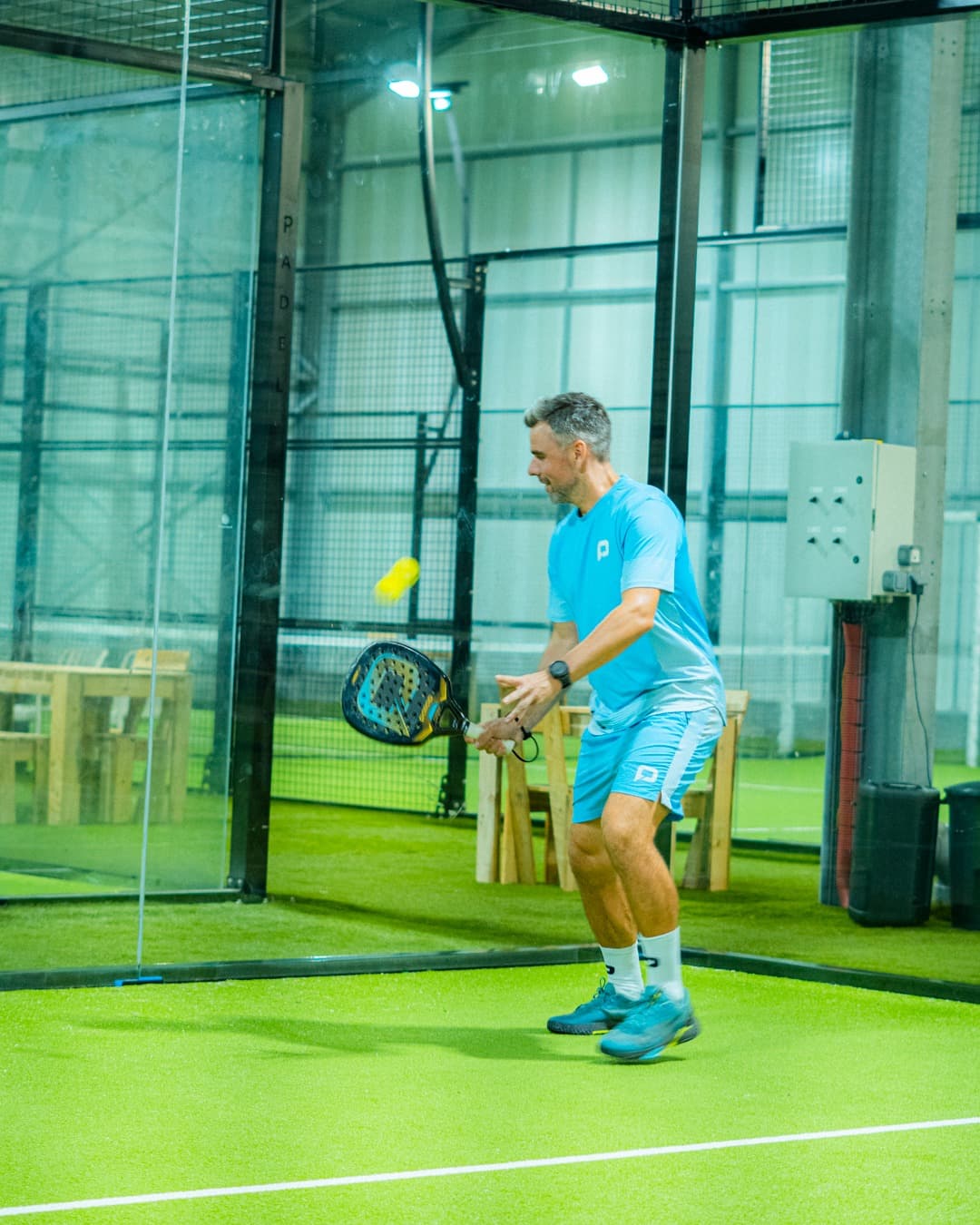 Mathias Laval en plein échange sur un terrain de padel indoor