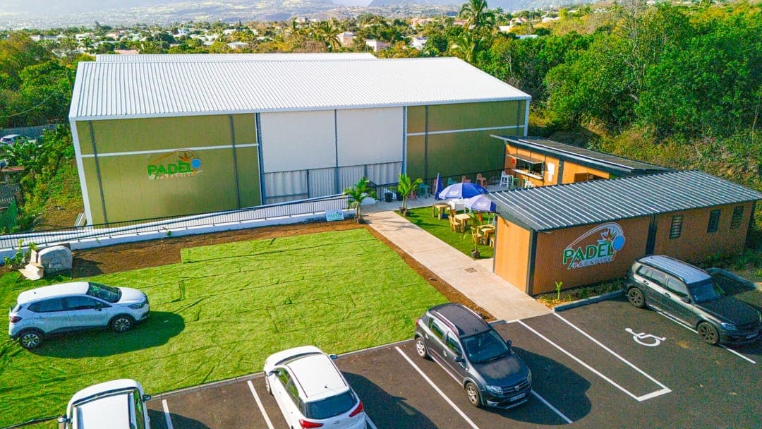 Vue aérienne du club Padel Paradise, sa halle et sa terrasse